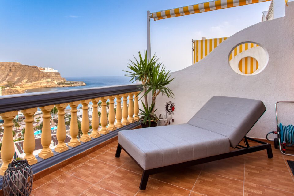 Apartamentos Monseñor, Playa del Cura - terrace and a sunbed