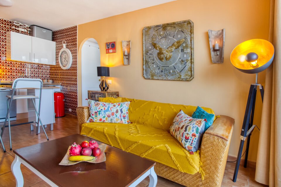 Apartamentos Monseñor, Playa del Cura - lounge with a sofa